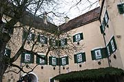 einer der größten Adventskalender Deutschlands in den Burgfenstern auf Schloss Hexenagger (Foto: Martin Schmitz)